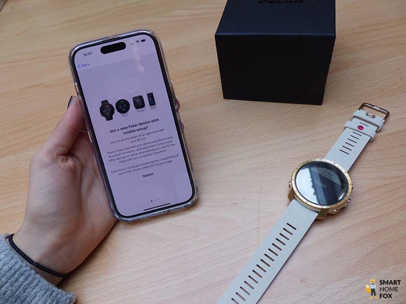 Вы можете видеть Polar Grit X Pro рядом с iPhone.